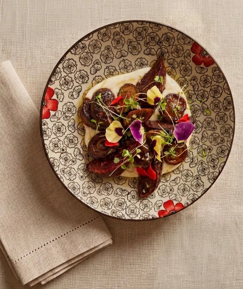 Remolachas glaseadas y shiitake sobre yogur de soja, con flores comestibles