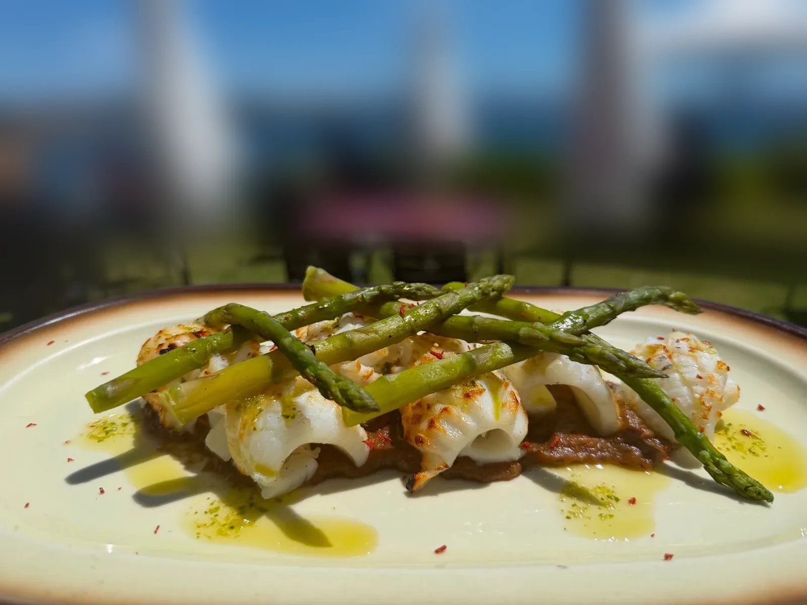 Un plato de la casa servido en la terraza de El Pirata, con el mar al fondo